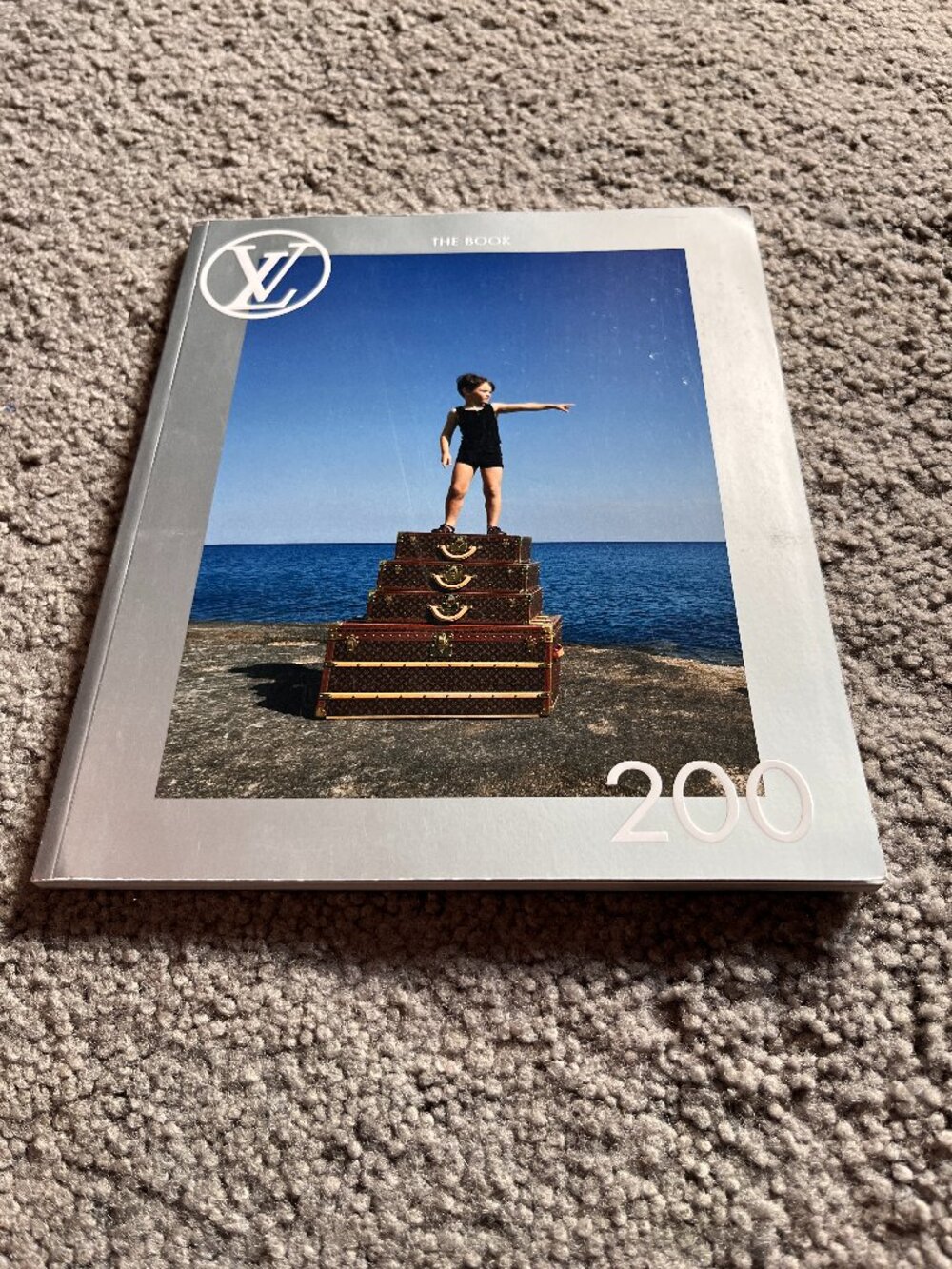 LV LOUIS VUITTON CATALOG / MAGAZINE